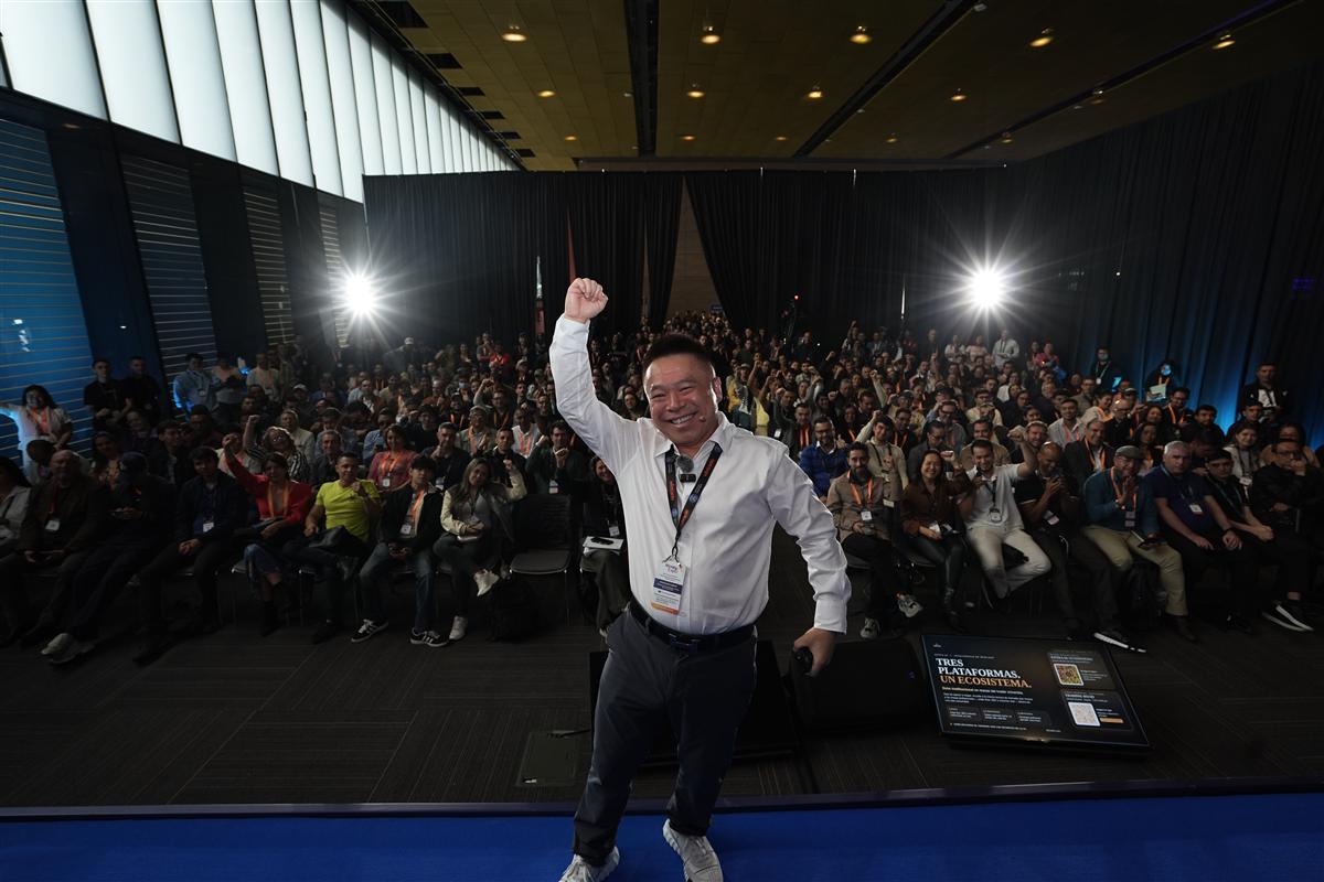CEO BotFX celebrando con audiencia